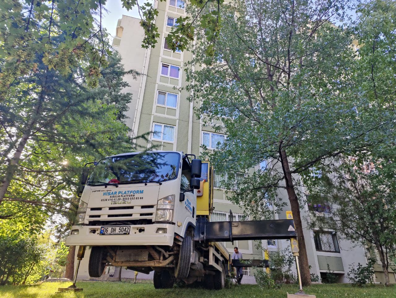 Ankara'da 30 metre yüksekliğe erişebilen modern sepetli vinç ile güvenli çalışma